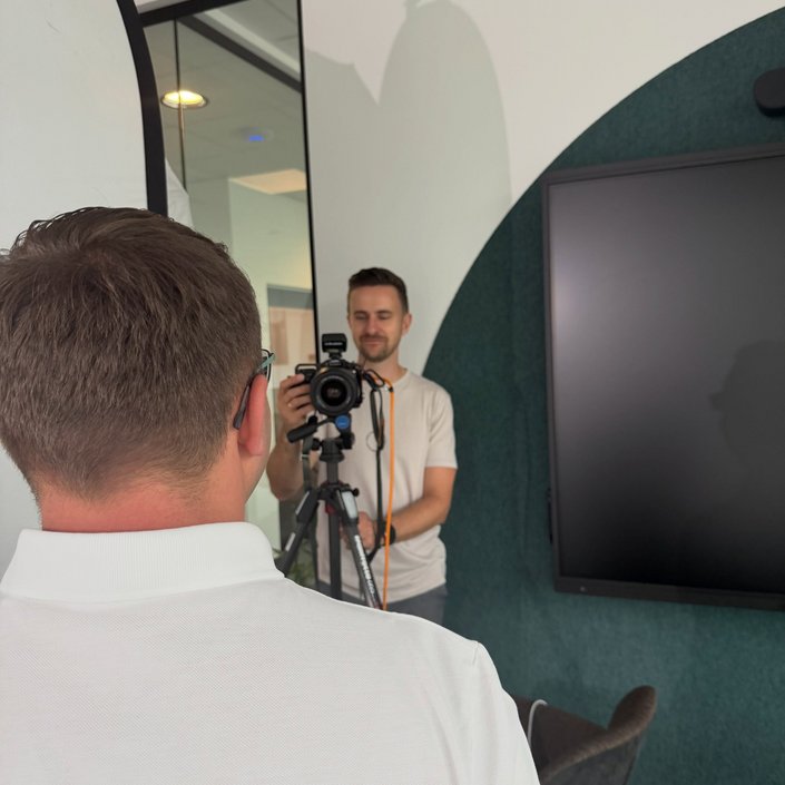 📸 Heute standen unsere Mitarbeiter vor der Kamera!
Fotograf @reneknabl_fotografie war bei FES zu Besuch und hat neue... 📸 Heute standen unsere Mitarbeiter vor der Kamera!
Fotograf @reneknabl_fotografie war bei FES zu Besuch und hat neue...