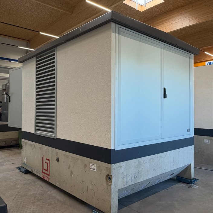 Heute zeigen wir euch etwas Besonderes aus unserer Fertigung!
Eine Kompakttrafostation, die direkt bei uns am Standort... Heute zeigen wir euch etwas Besonderes aus unserer Fertigung!
Eine Kompakttrafostation, die direkt bei uns am Standort...